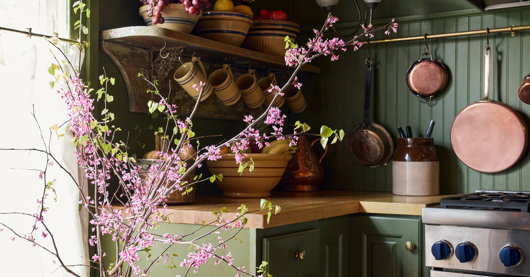 A ‘Romantic Idealist’ Renovates a Derelict House on an Artist’s Budget
